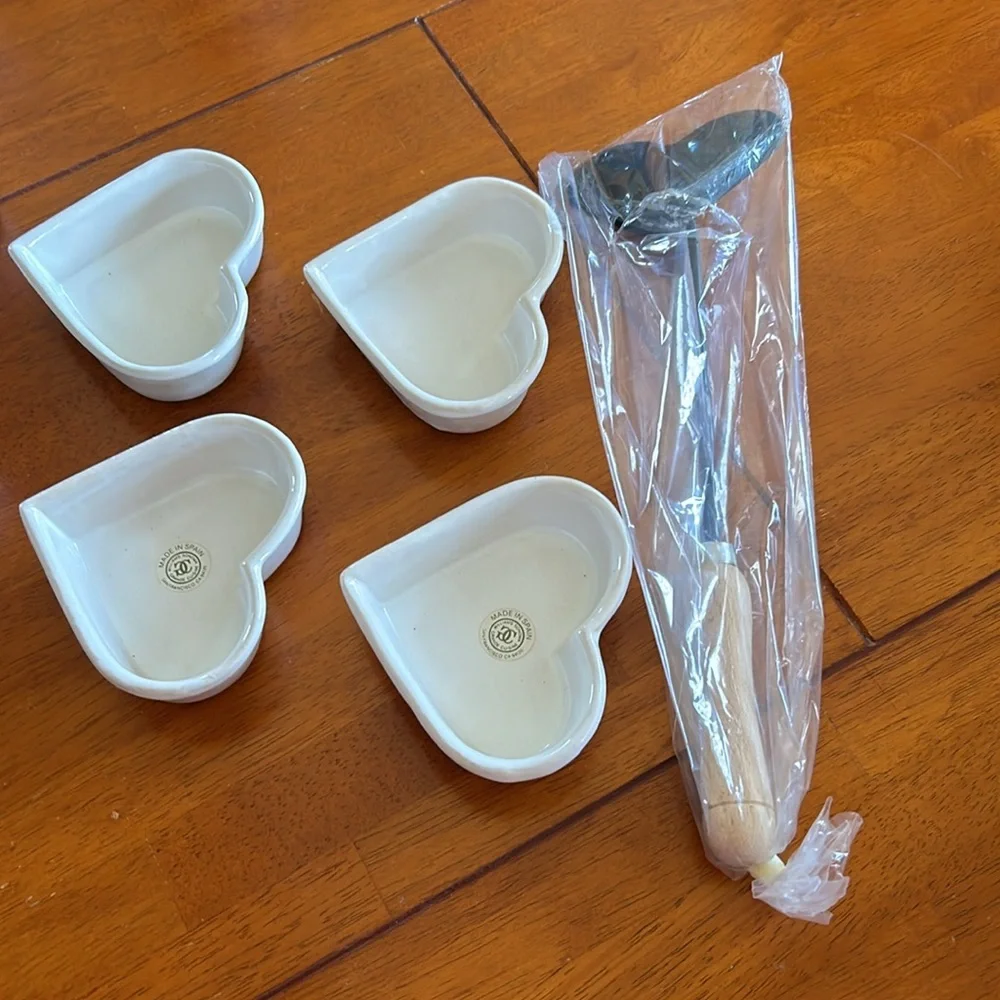 Williams Sonoma set of 6 Creme Brûlée ceramic hearts & heart shape iron
